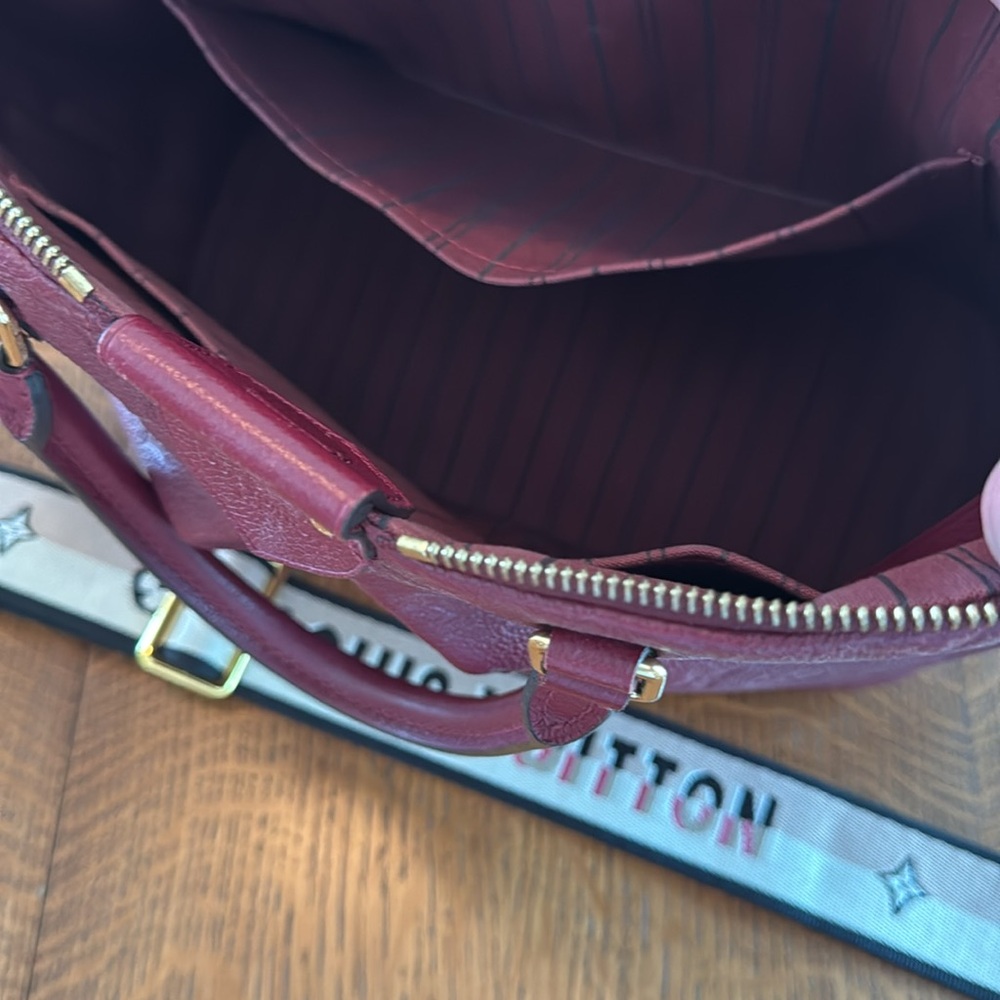Cranberry red LV bag. Adding my LV logo strap as it matches perfectly. - Picture 6 of 6